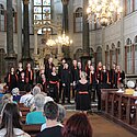 Die Spiritual- und Gospel Singers mit Dorit am Solo-Mikro