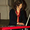 ...und Klavier spielen kann sie auch!