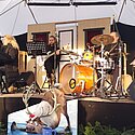 Unter der Überdachung fand sich die Band ein
