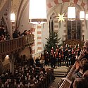 Eine volle Kirche, Weihnachtsstimmung, Chorgesang - eine großartige Kombination