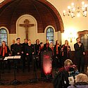 Die Spiritual- und Gospel-Singers, unterstützt von Nico
