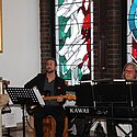 Paul an der Gitarre und Harry am Klavier