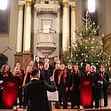 Der Chor vor dem weihnachtlichen Altar