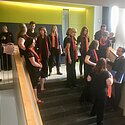 Gespanntes Warten im Foyer