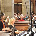 In ungewohnter, aber brillanter Rolle: Susan begleitet uns am Klavier