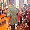 Die Kinder der Wohngruppe Waldidylle auf der Bühne
