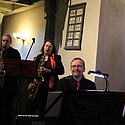Jens Robbers am Klavier, unterstützt von zwei Saxophonen
