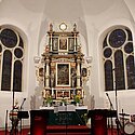 Der Altarraum ...